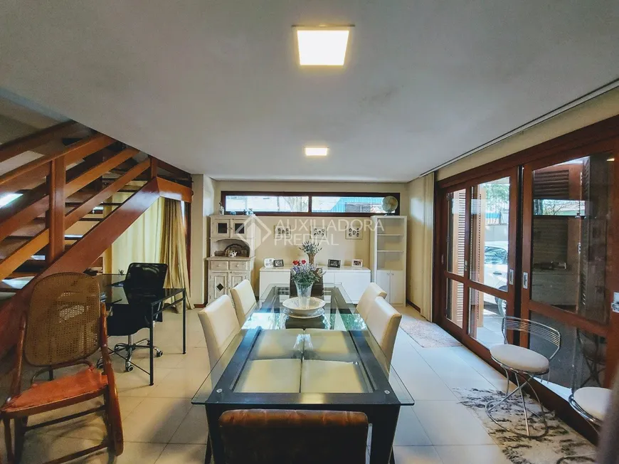 Foto 1 de Casa com 3 Quartos à venda, 244m² em Intercap, Porto Alegre
