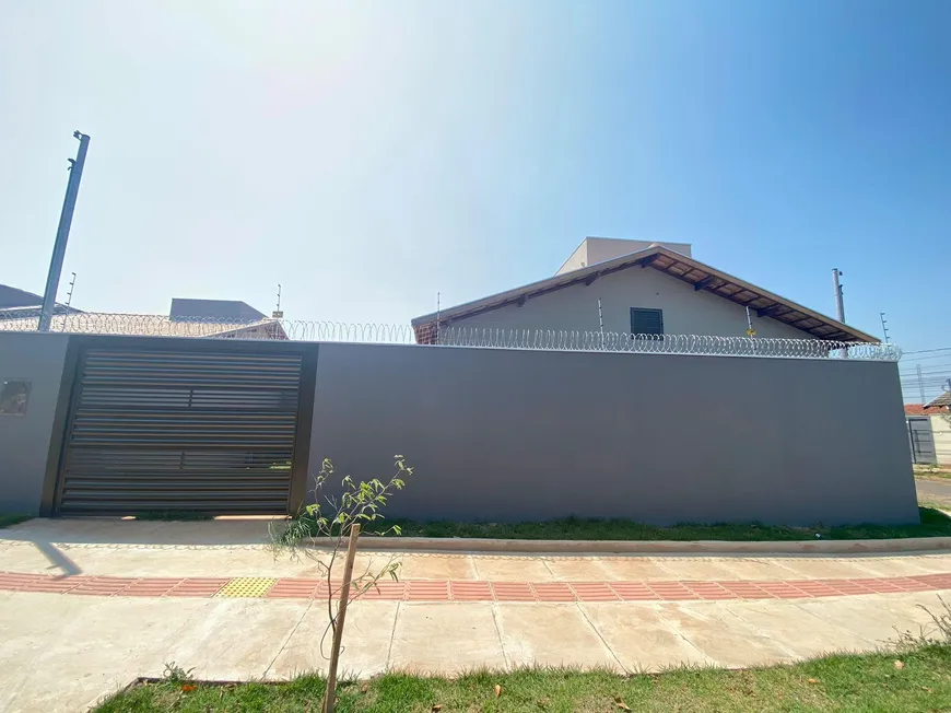 Foto 1 de Casa com 2 Quartos à venda, 60m² em Jardim Samambaia, Campo Grande