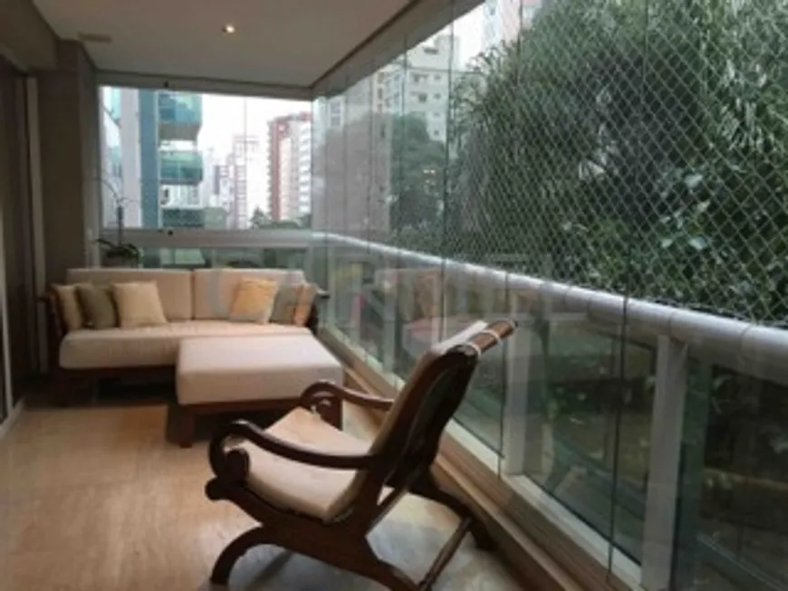 Foto 1 de Apartamento com 3 Quartos à venda, 240m² em Itaim Bibi, São Paulo