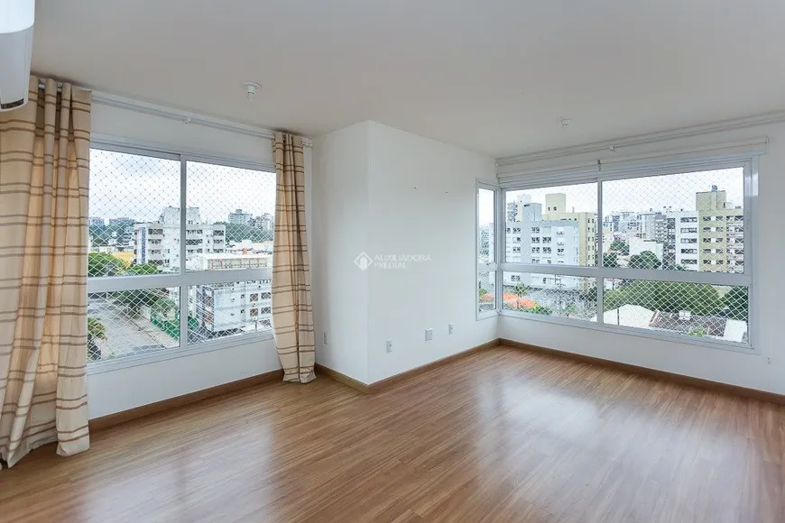Foto 1 de Apartamento com 3 Quartos à venda, 76m² em Passo da Areia, Porto Alegre