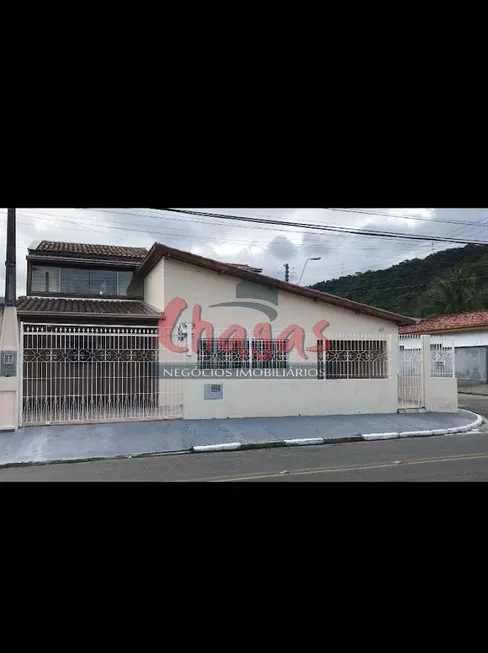 Foto 1 de Sobrado com 4 Quartos à venda, 264m² em Centro, Caraguatatuba