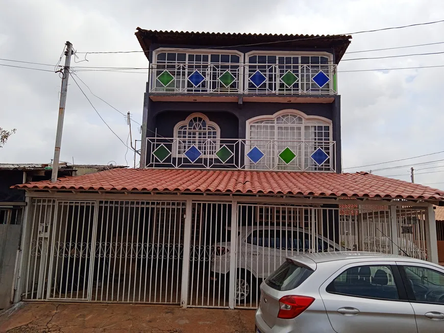 Foto 1 de Sobrado com 4 Quartos à venda, 336m² em Samambaia Sul, Brasília