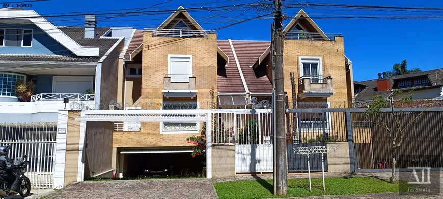 Foto 1 de Sobrado com 3 Quartos à venda, 288m² em Bom Retiro, Curitiba