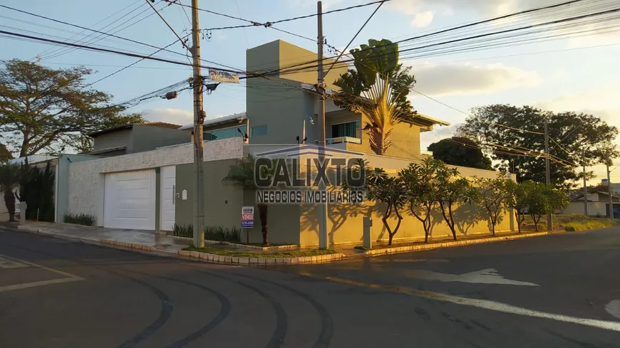 Foto 1 de Casa com 3 Quartos à venda, 314m² em Santa Rosa, Uberlândia