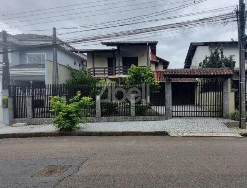 Foto 1 de Sobrado com 3 Quartos para alugar, 218m² em Anita Garibaldi, Joinville