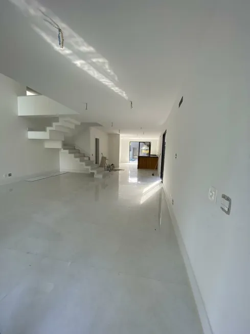 Foto 1 de Casa de Condomínio com 5 Quartos à venda, 428m² em Barra da Tijuca, Rio de Janeiro