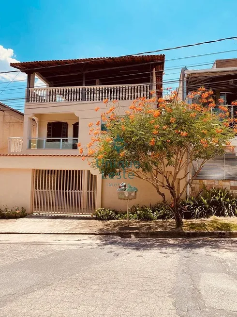 Foto 1 de Casa com 4 Quartos à venda, 280m² em Vitória, Belo Horizonte