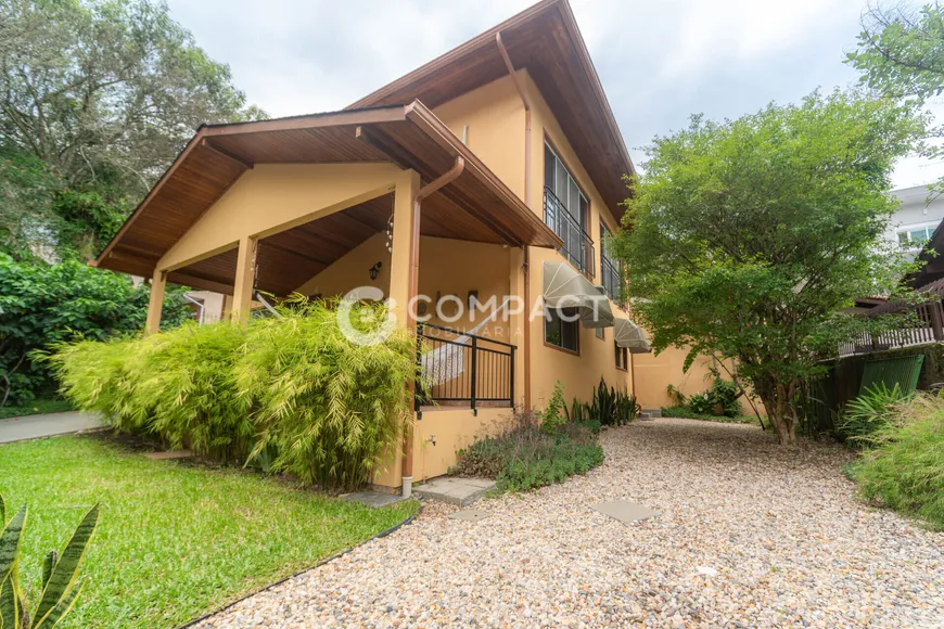 Foto 1 de Casa com 2 Quartos à venda, 226m² em Sambaqui, Florianópolis