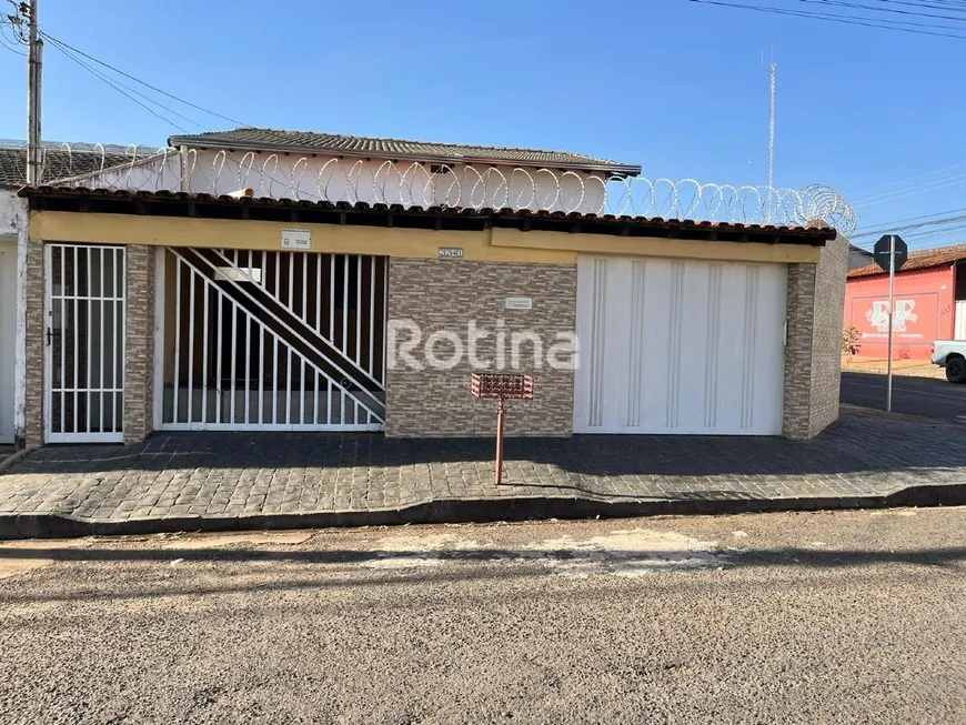 Foto 1 de Casa com 3 Quartos para alugar, 140m² em Santa Mônica, Uberlândia