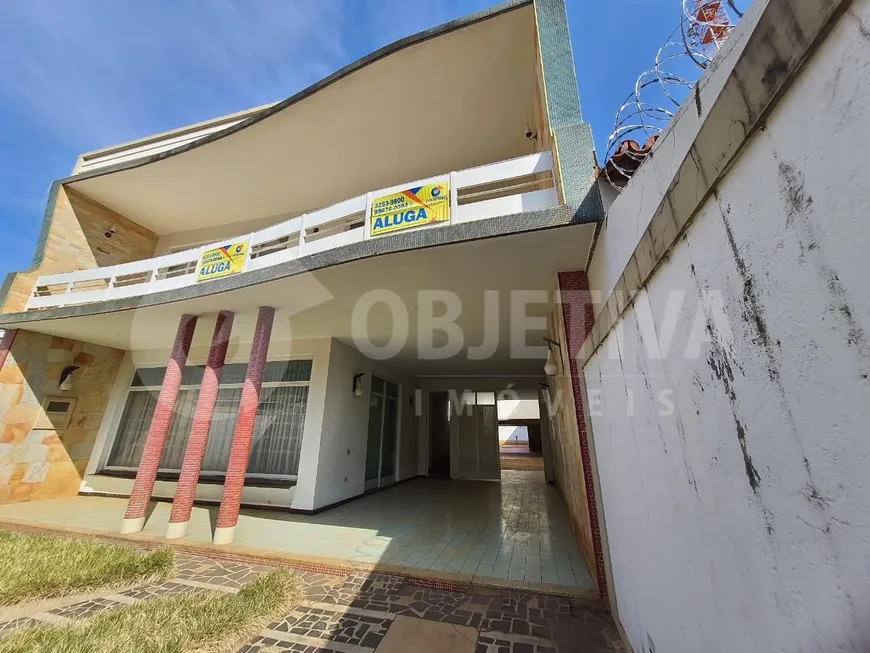 Foto 1 de Casa com 4 Quartos para alugar, 450m² em Centro, Uberlândia