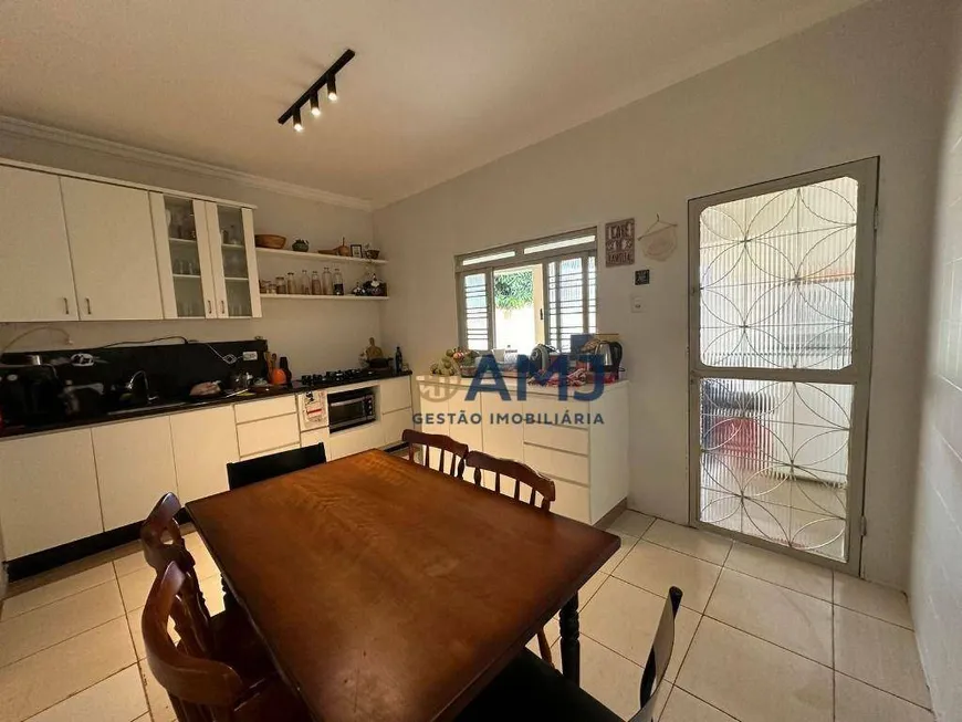 Foto 1 de Casa com 3 Quartos à venda, 213m² em Vila Itatiaia, Goiânia