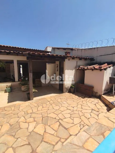 Foto 1 de Casa com 4 Quartos à venda, 137m² em Santa Mônica, Uberlândia