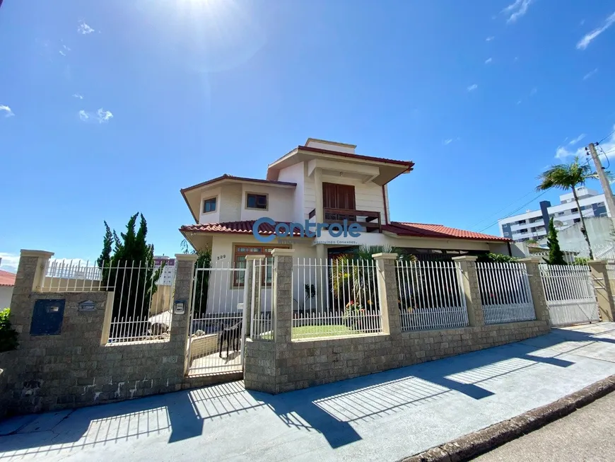 Foto 1 de Casa com 4 Quartos à venda, 255m² em Capoeiras, Florianópolis