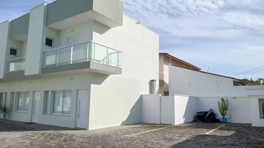 Foto 1 de Casa com 2 Quartos à venda, 89m² em Balneario Copacabana, Caraguatatuba