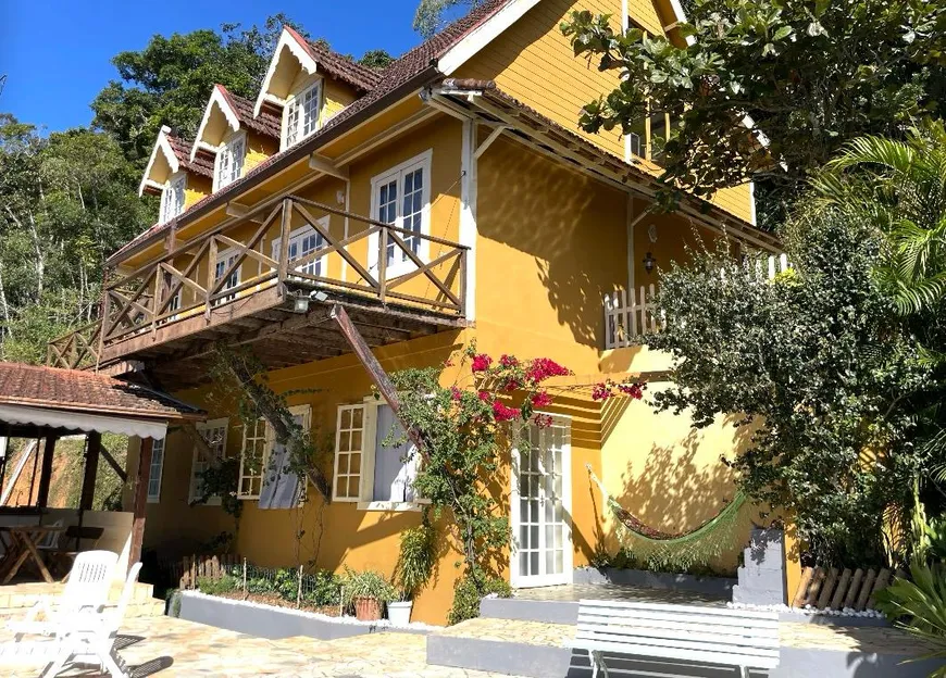 Foto 1 de Casa de Condomínio com 4 Quartos para venda ou aluguel, 380m² em Mosela, Petrópolis