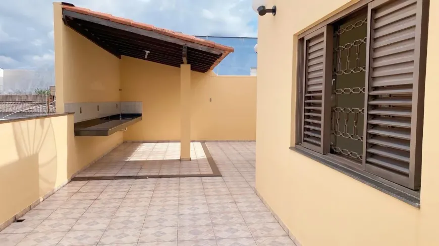 Foto 1 de Casa com 4 Quartos à venda, 428m² em Tibery, Uberlândia