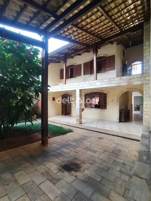 Foto 1 de Casa com 4 Quartos à venda, 200m² em Santa Amélia, Belo Horizonte