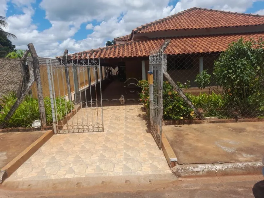 Foto 1 de Fazenda/Sítio com 4 Quartos para alugar, 450m² em Zona Rural, Guapiaçu