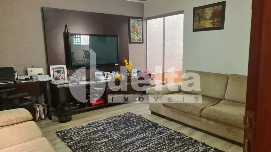 Foto 1 de Casa com 3 Quartos à venda, 200m² em Santa Rosa, Uberlândia