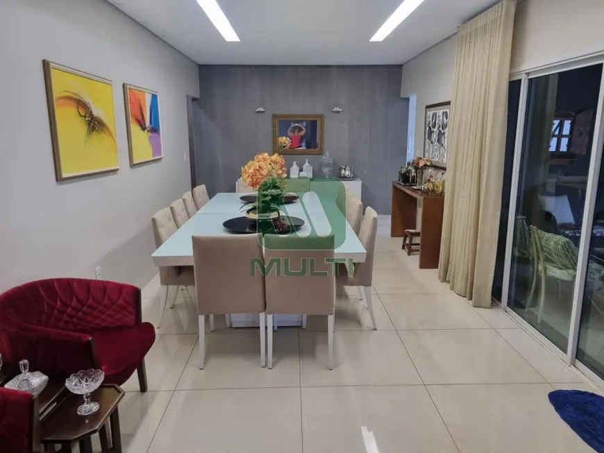 Foto 1 de Casa com 4 Quartos para alugar, 371m² em Cidade Jardim, Uberlândia