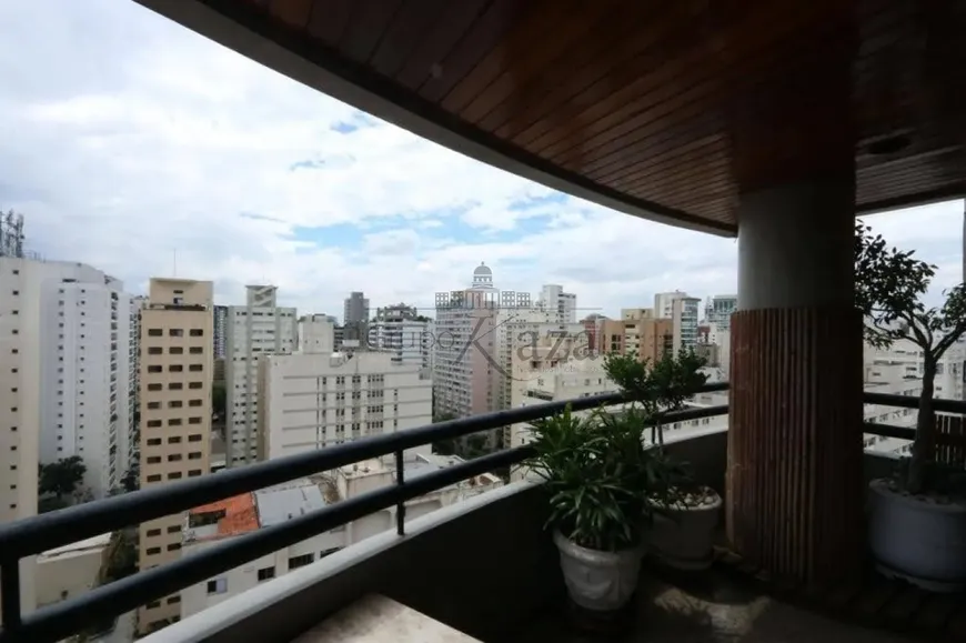 Foto 1 de Apartamento com 4 Quartos à venda, 240m² em Vila Uberabinha, São Paulo