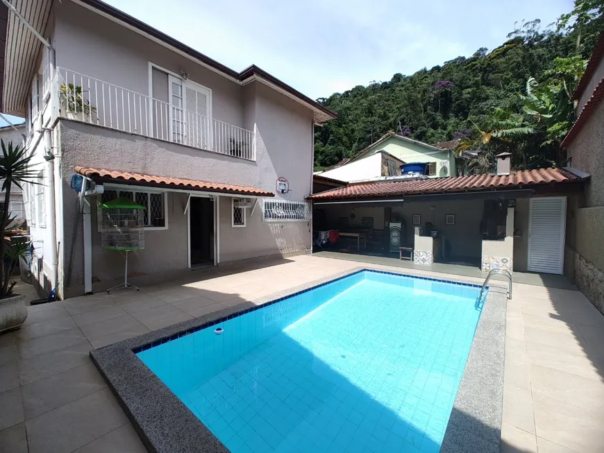 Foto 1 de Casa com 3 Quartos à venda, 200m² em Castelanea, Petrópolis