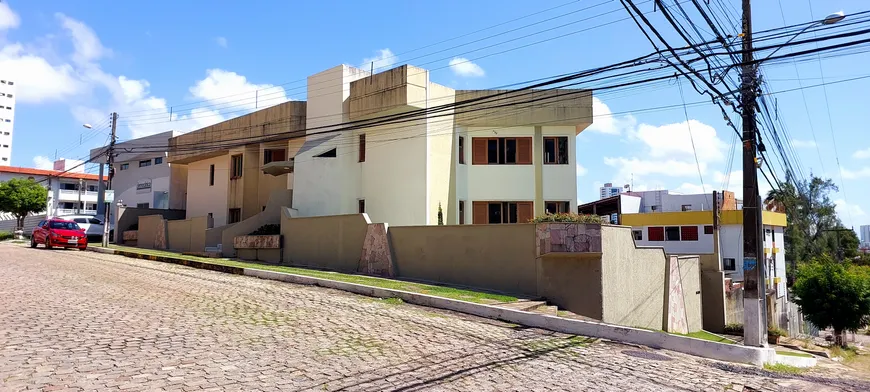 Foto 1 de Casa com 6 Quartos à venda, 570m² em Candelária, Natal