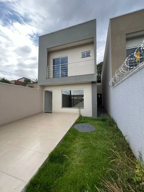 Foto 1 de Sobrado com 3 Quartos à venda, 264m² em Jardim Novo Mundo, Goiânia