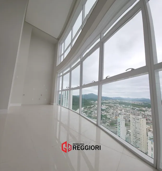 Foto 1 de Apartamento com 4 Quartos à venda, 226m² em Centro, Balneário Camboriú