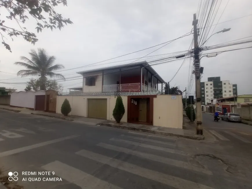 Foto 1 de Casa com 5 Quartos à venda, 230m² em Senhora das Graças, Betim