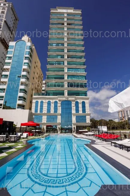 Foto 1 de Apartamento com 4 Quartos à venda, 180m² em Meia Praia, Itapema