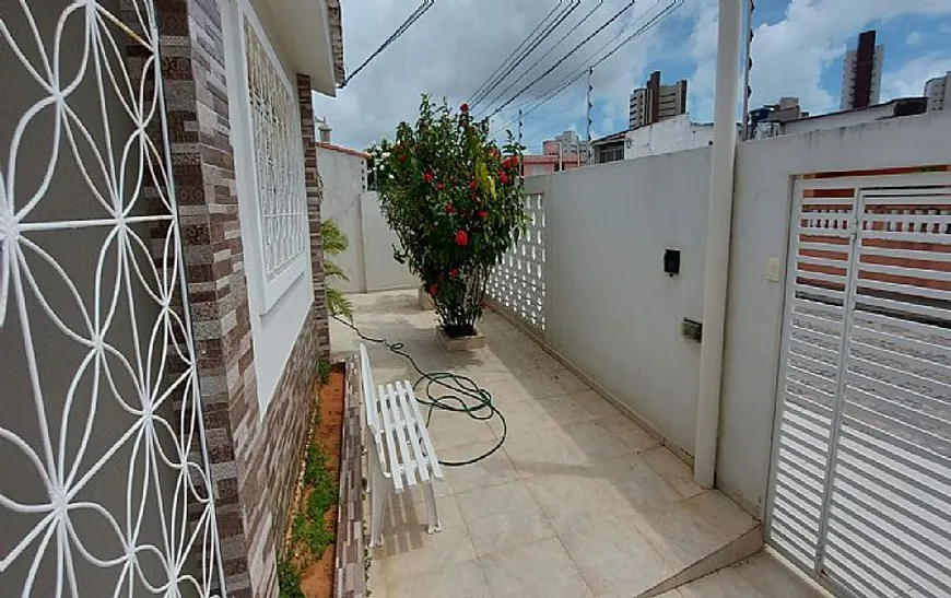 Foto 1 de Casa com 3 Quartos à venda, 200m² em Candelária, Natal