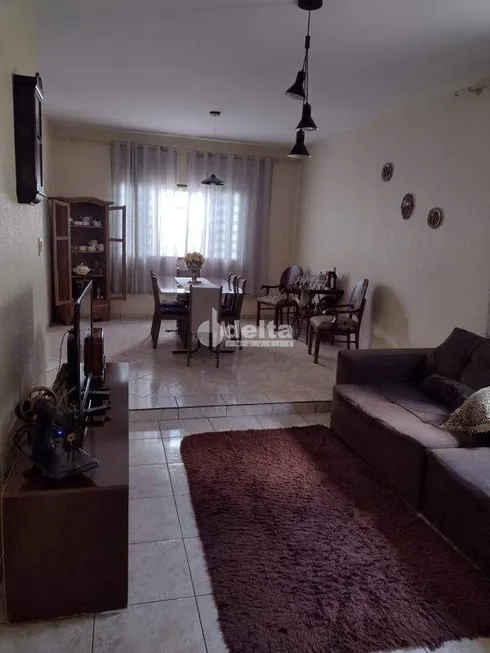 Foto 1 de Casa com 4 Quartos à venda, 180m² em Jardim Patrícia, Uberlândia