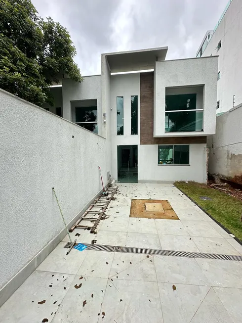 Foto 1 de Casa com 3 Quartos à venda, 115m² em Ouro Preto, Belo Horizonte