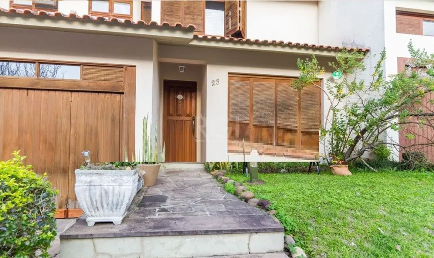 Foto 1 de Casa de Condomínio com 4 Quartos à venda, 195m² em Teresópolis, Porto Alegre