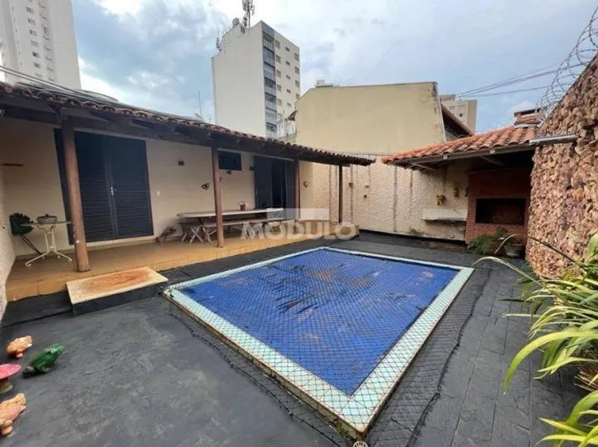 Foto 1 de Casa com 3 Quartos para alugar, 300m² em Fundinho, Uberlândia