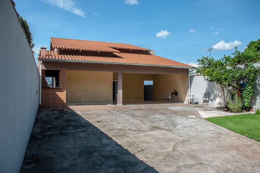 Foto 1 de Casa com 3 Quartos à venda, 253m² em Jardim Novo Mundo, Goiânia