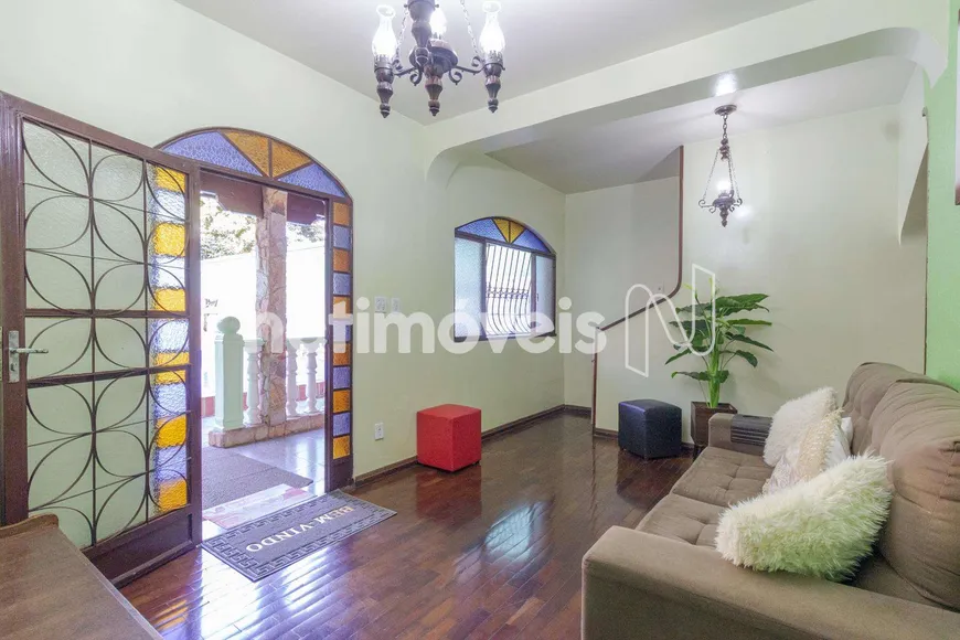 Foto 1 de Casa com 6 Quartos à venda, 280m² em Rio Branco, Belo Horizonte