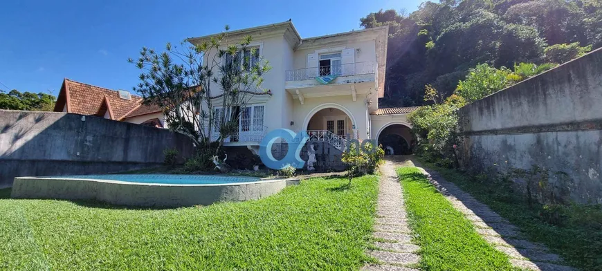 Foto 1 de Casa com 4 Quartos à venda, 500m² em Mosela, Petrópolis