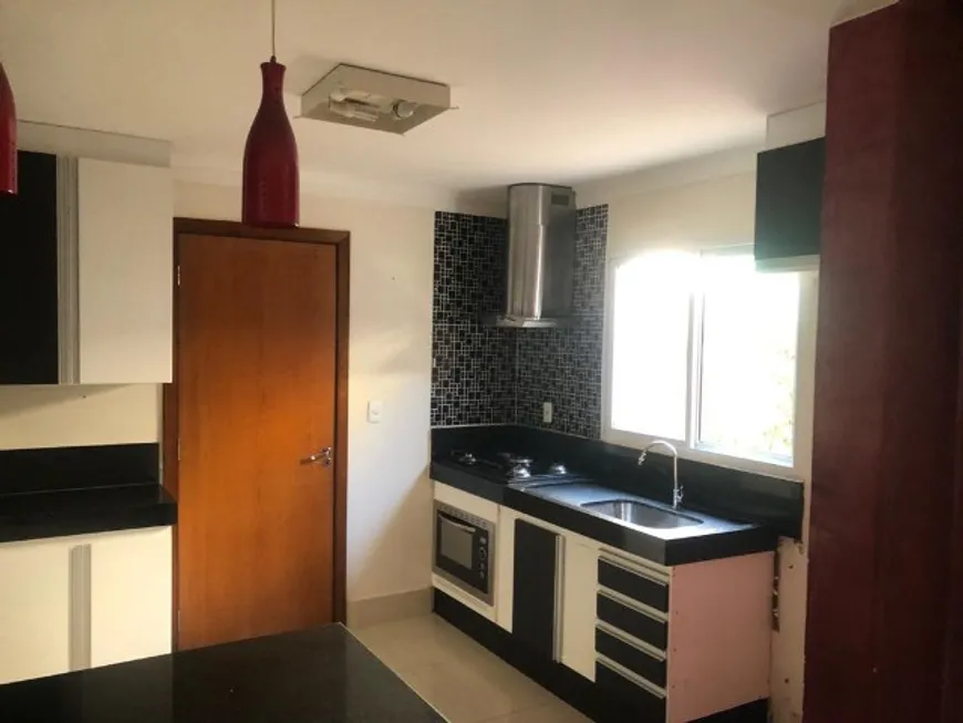 Foto 1 de Sobrado com 3 Quartos à venda, 140m² em Vila Scarpelli, Santo André