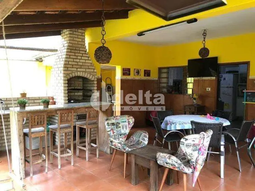 Foto 1 de Casa com 2 Quartos à venda, 161m² em Umuarama, Uberlândia