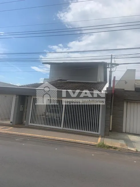 Foto 1 de Sobrado com 3 Quartos à venda, 359m² em Centro, Uberlândia