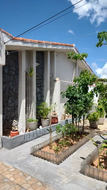 Foto 1 de Casa com 4 Quartos à venda, 188m² em Candelária, Natal