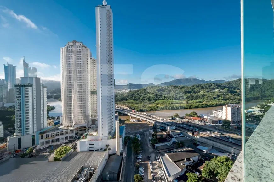 Foto 1 de Apartamento com 3 Quartos à venda, 105m² em Centro, Balneário Camboriú