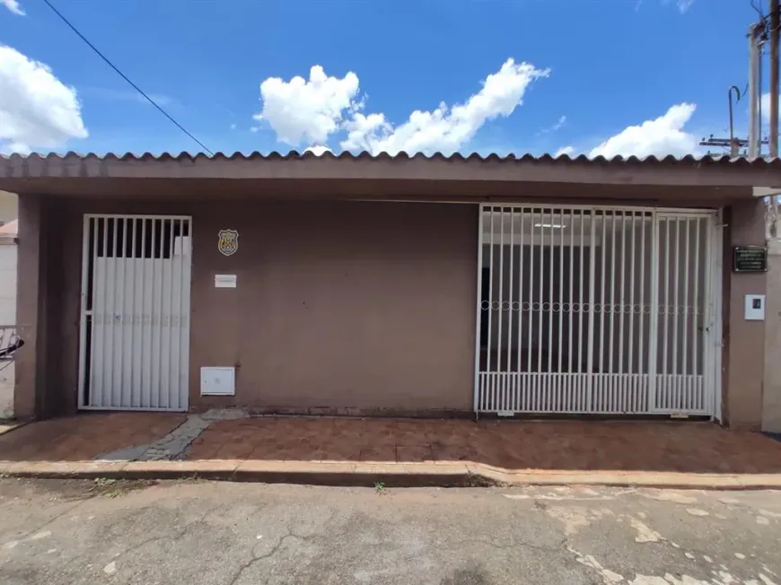 Foto 1 de Casa com 3 Quartos à venda, 136m² em Setor Coimbra, Goiânia