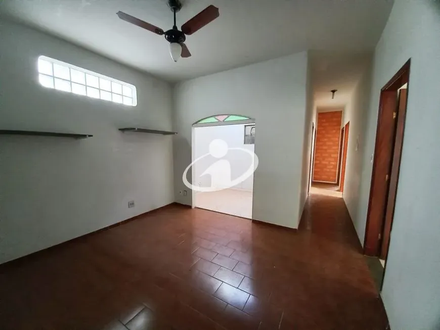 Foto 1 de Casa com 3 Quartos para alugar, 165m² em Santa Mônica, Uberlândia