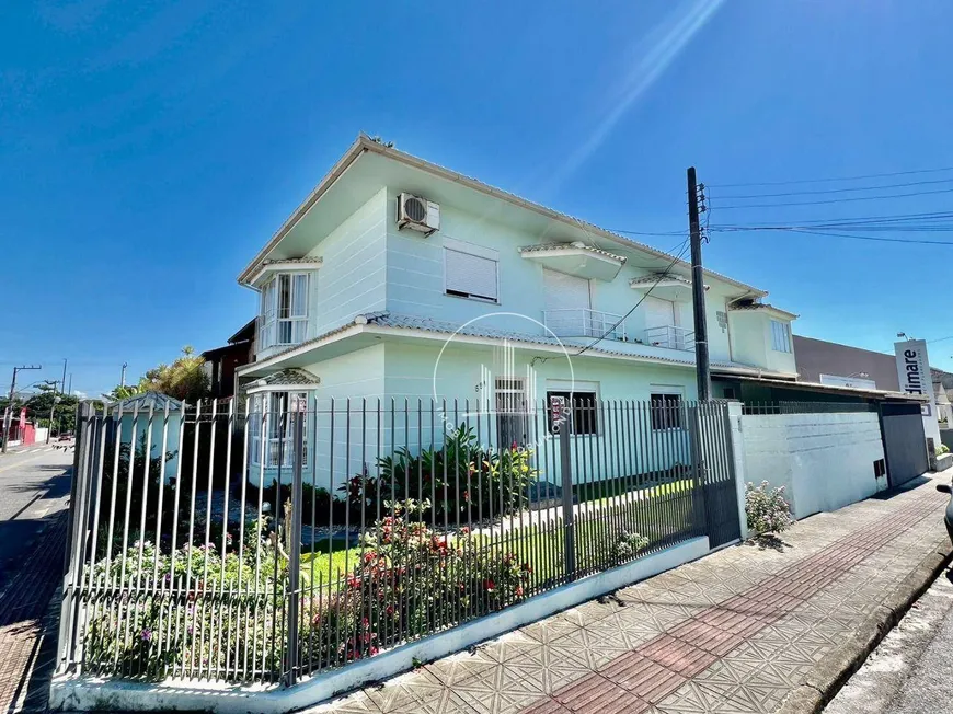 Foto 1 de Casa com 6 Quartos à venda, 311m² em Balneário, Florianópolis