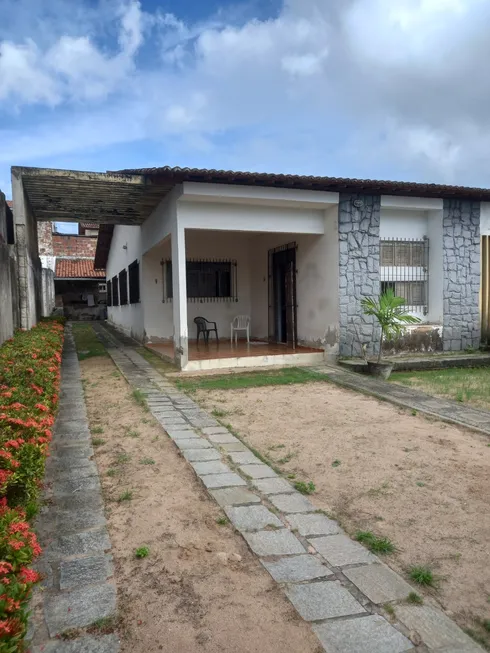 Foto 1 de Casa com 3 Quartos à venda, 191m² em Candelária, Natal