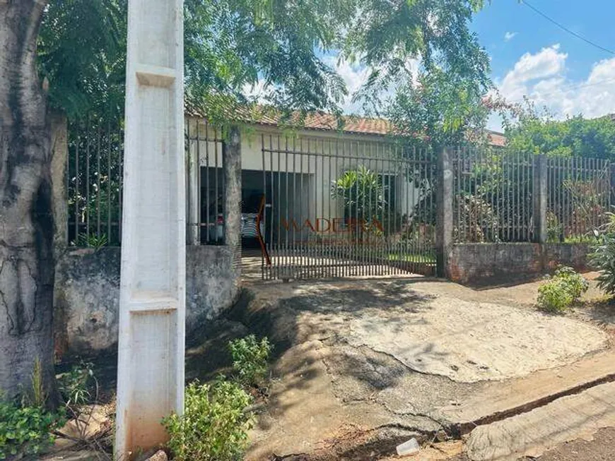 Foto 1 de Casa com 2 Quartos à venda, 78m² em Conjunto Habitacional Requiao, Maringá