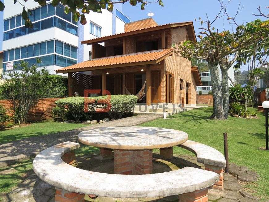 Foto 1 de Casa com 4 Quartos para alugar, 180m² em Centro, Bombinhas